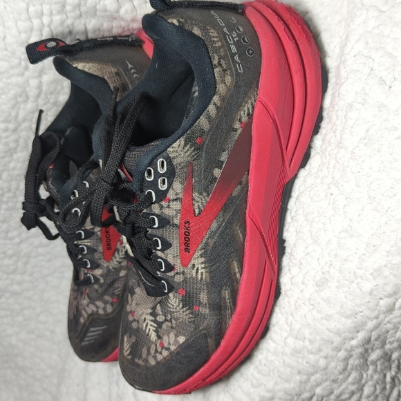 Brooks Cascadia 16 SASQUATCH Black Grey Red Trail Mens Runner - Picture 1 of 7